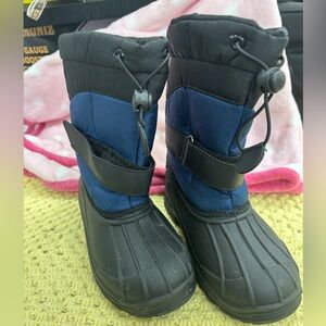 Black& blue Sherpa lined snow boots child size 2